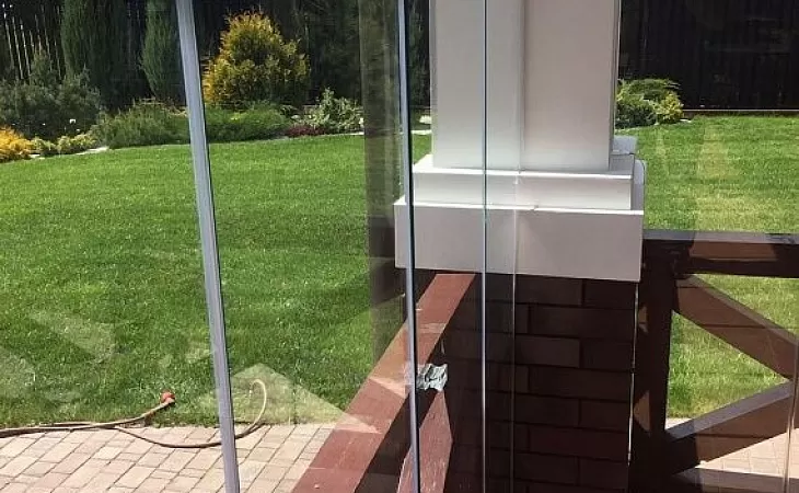 Безрамное остекление веранды, 80 м2.
